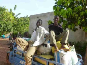 Rassidi (tee-shirt noir) et Mathias juchés sur les sacs