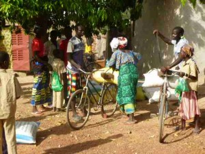 les familles chargent les sacs sur les vélos...