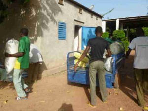 déchargement des sacs...