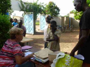 Yannie vérifie la bonne distribution!