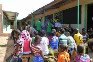distribution des fournitures à Bazoulé